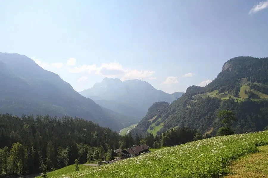 Hofaufnahme in Berglandschaft