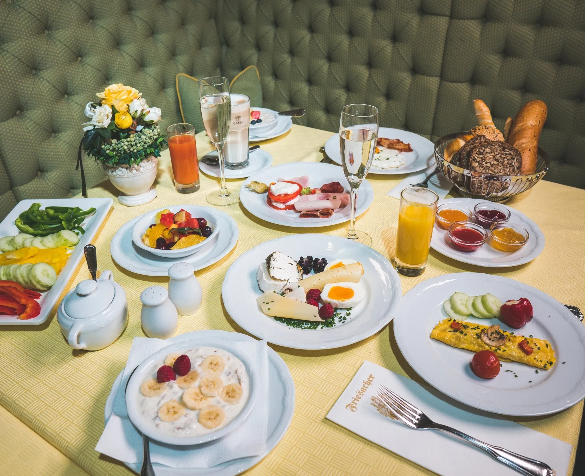 Schlemmerfrühstück mit regionalen Produkten im Hotel Friesacher in Anif