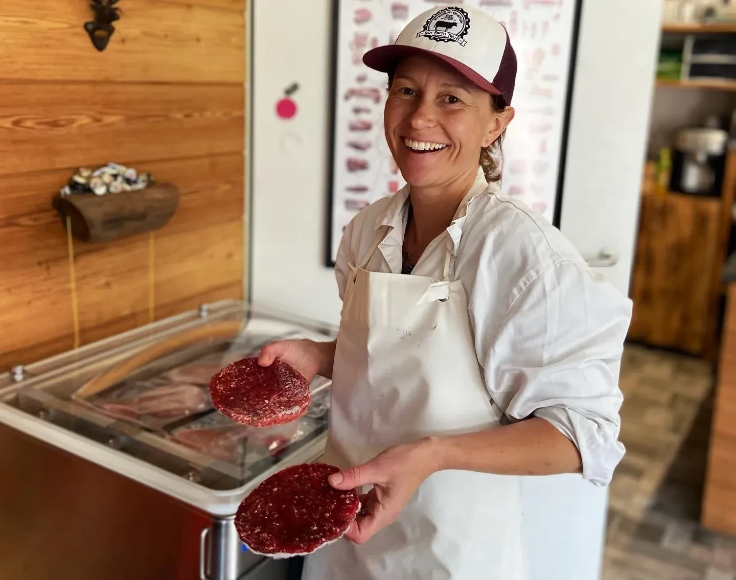 Silvia Teufl beim Burger Pattys verpacken - fleissig.