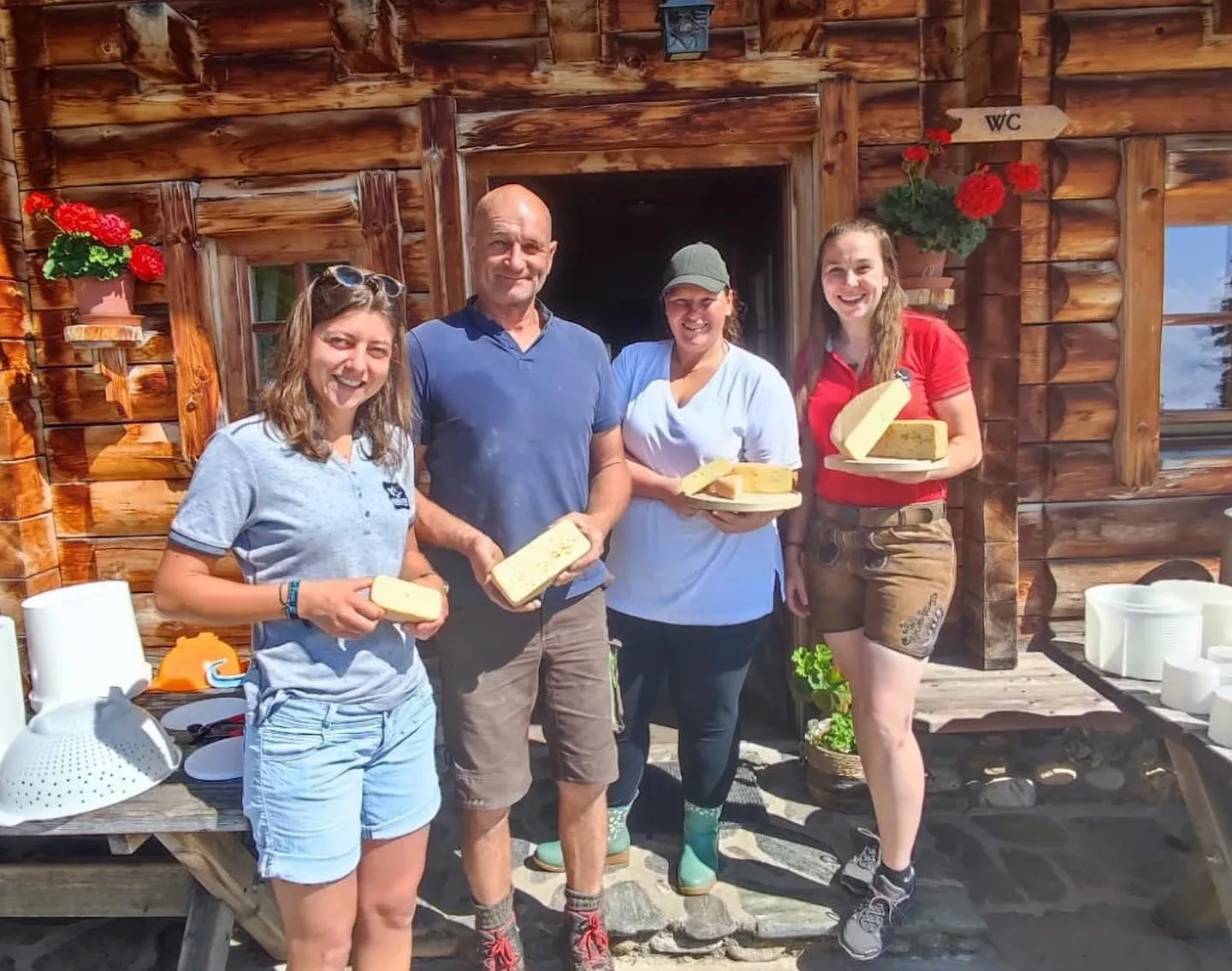 Au Alm Menschen Käse vor Hütte