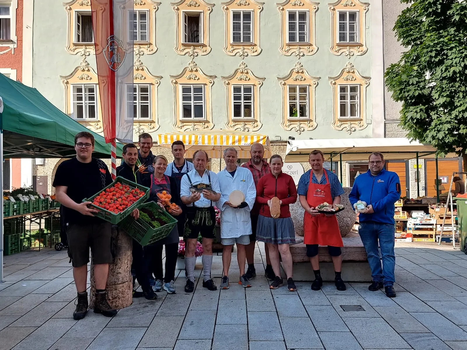 Halleiner Grünmarkt Standler Teambild Kornsteinplatz 