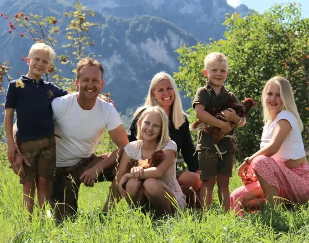 Familienbild vor Gebirge