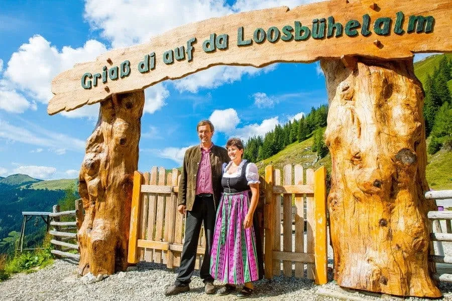 Betreiberpaar vor Alm 