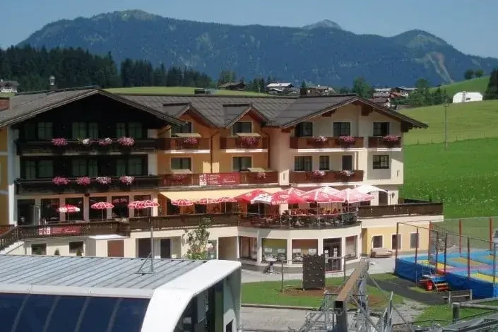 Restaurant mit großzügiger Terrasse im Gasthaus Landhotel Traunstein