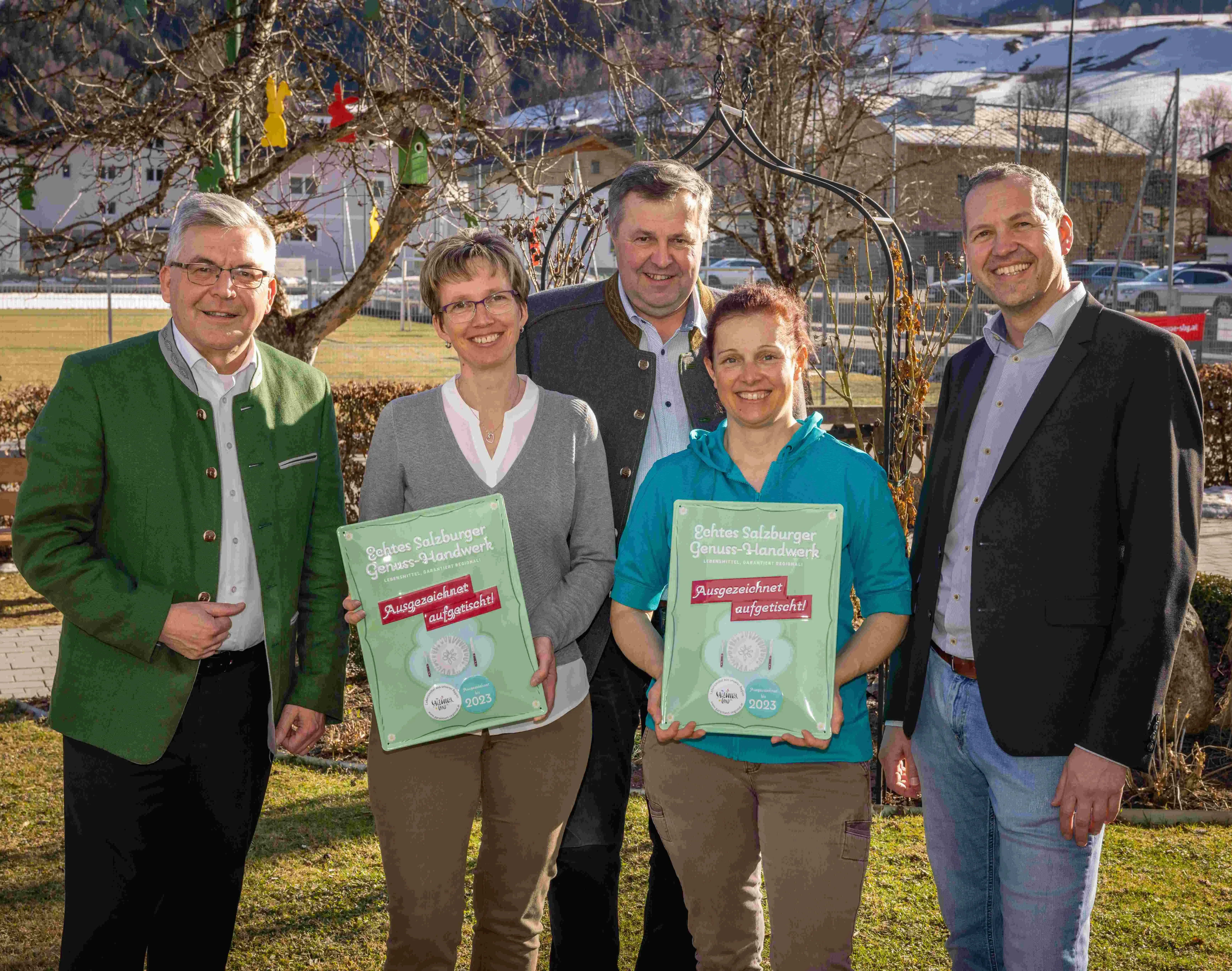 Tafelverleihung 24.03.2022, Wohnhaus Prielgut Leogang, Bgm Josef Grießner, Heimleiter Martin Herzog, LR Josef Schwaiger