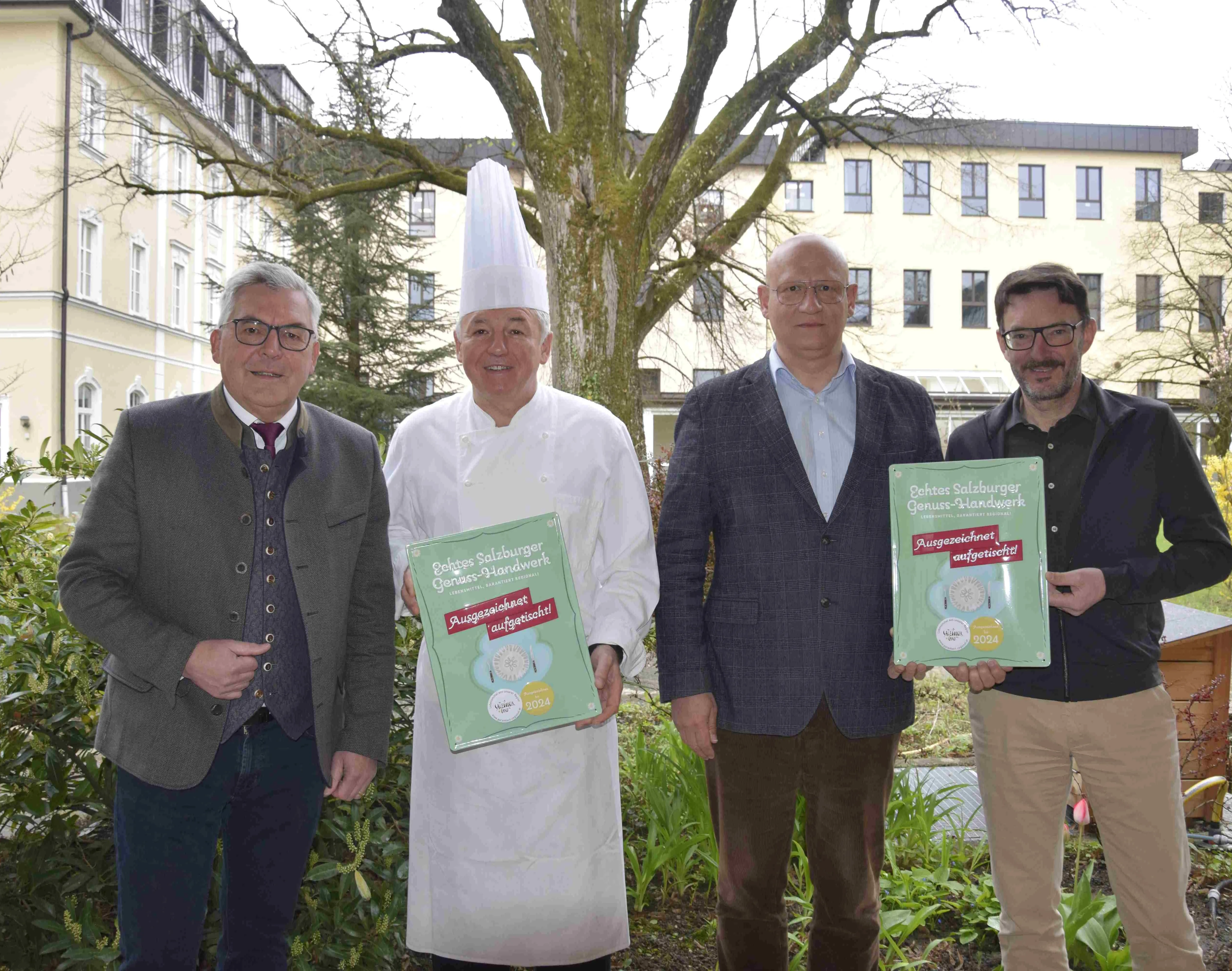 Tafelverleihung Herz Jesu Missionare Gruppenbild Ausgezeichnet aufgetischt