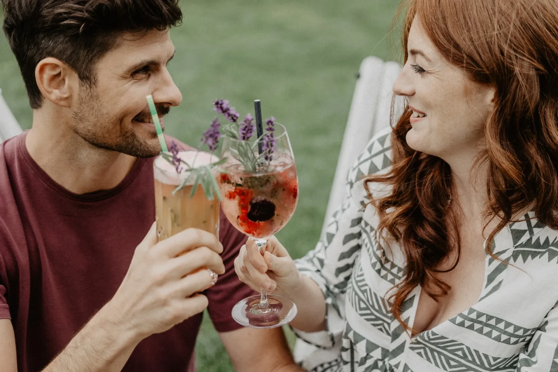 Tauernhof Großarl Sommer Paar genießt Cocktail
