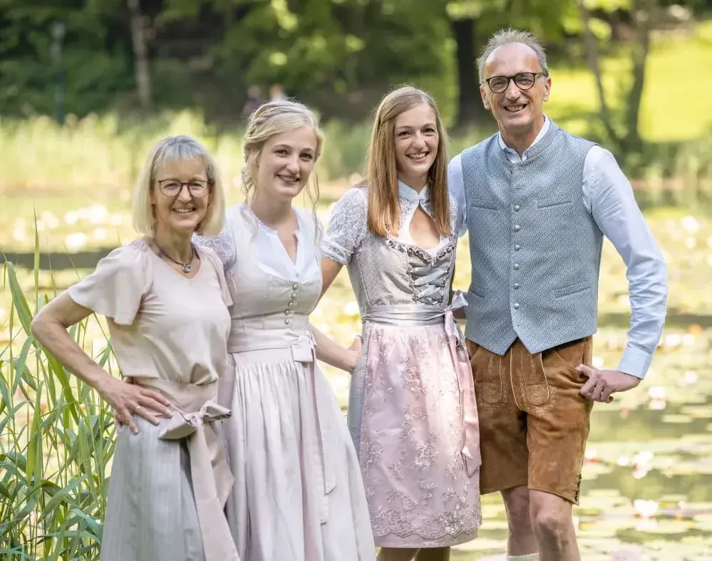 Familie Pendl begrüßt die Gäste im Landhotel Gasthaus Traunstein Abtenau 