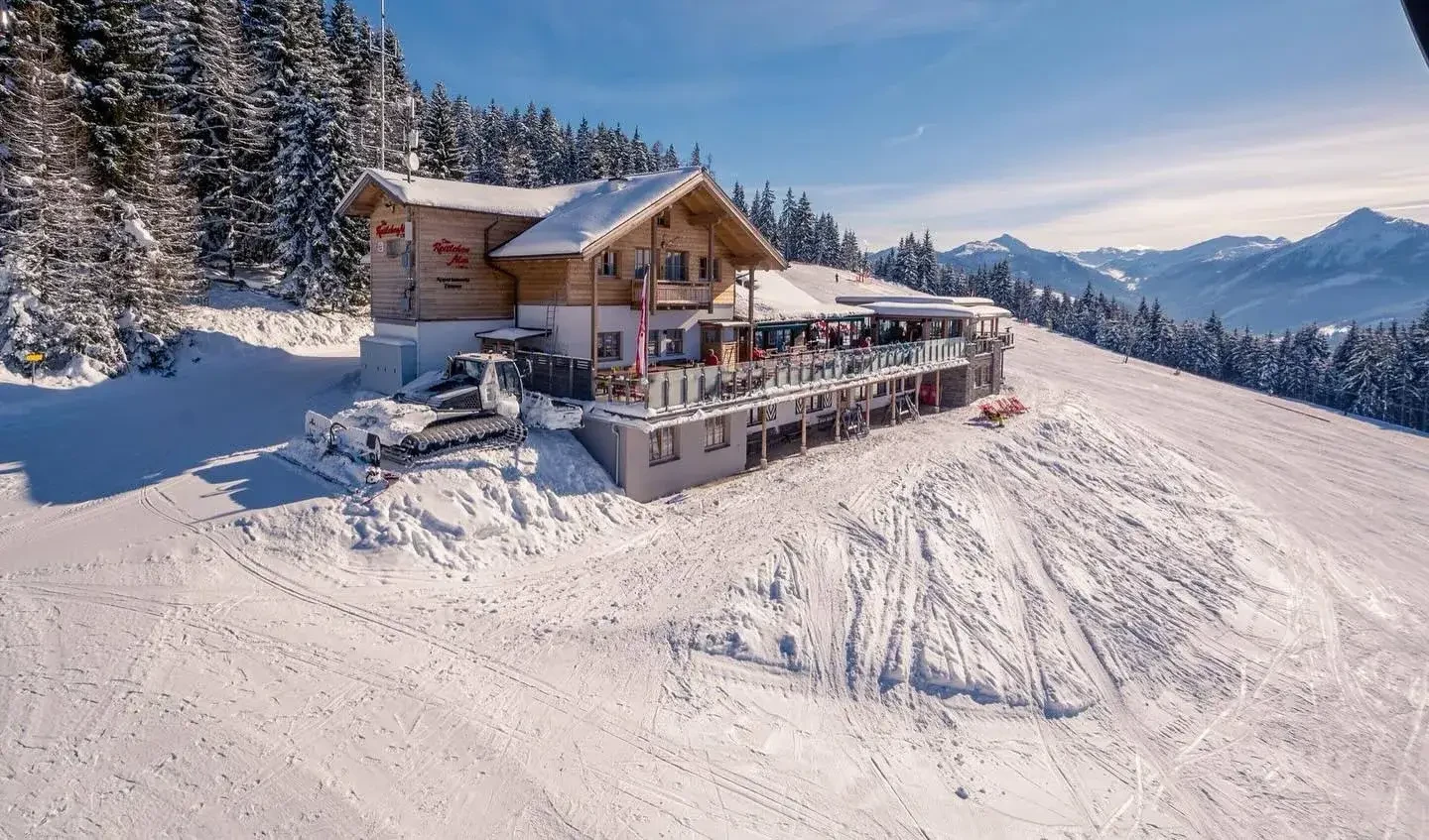 Reitlehenalm Winter: Reginaler Genuss direkt an der Skipiste in Eben am Monte Popolo.