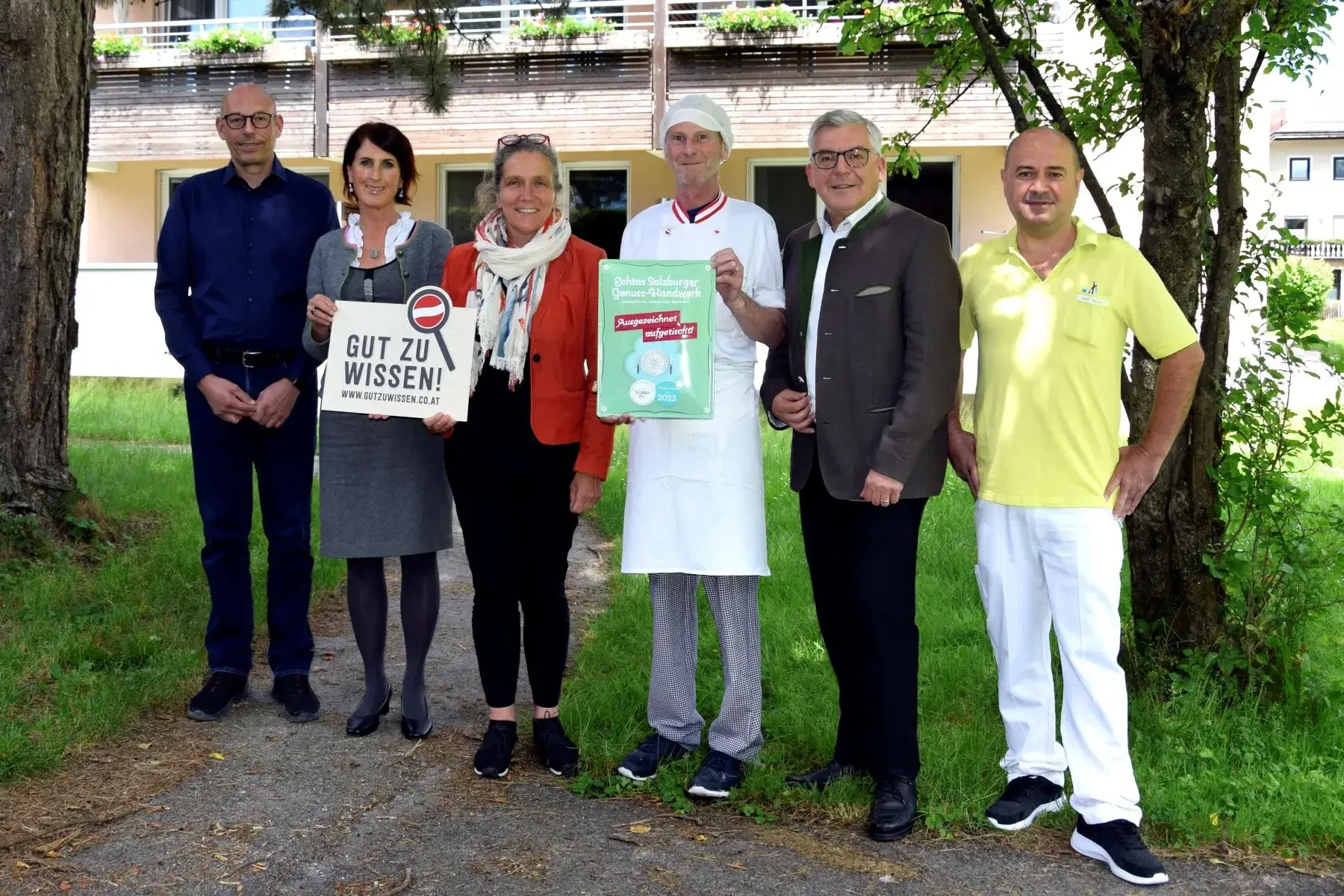 Landesrat Josef Schwaiger überreicht am 2.6.2022 dem Seniorenheim Anif-Niederalm das Herkunftszertifikat