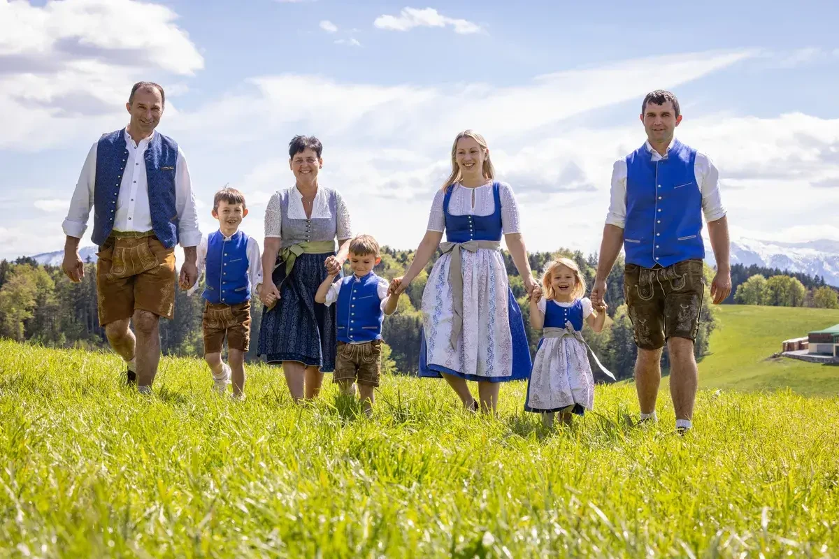 Buachbergers Mili Familie Wiese