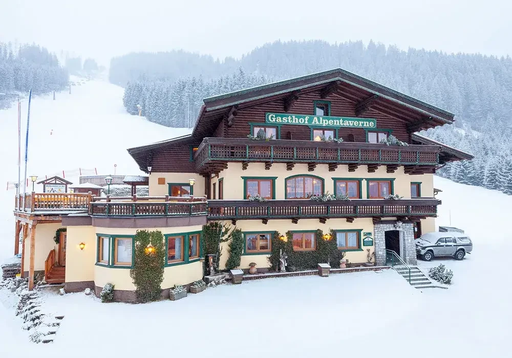 Alpentaverne Haus im Winter Aussenansicht