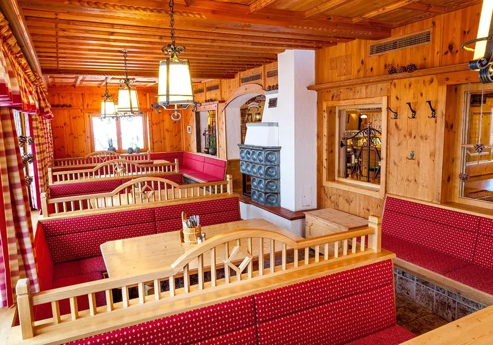 Alpentaverne Gastraum Innenansicht, urig gemütlich