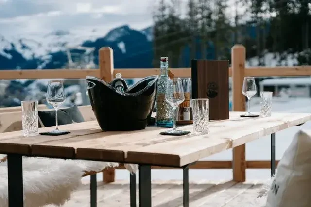 Alpentaverne außen sitzen