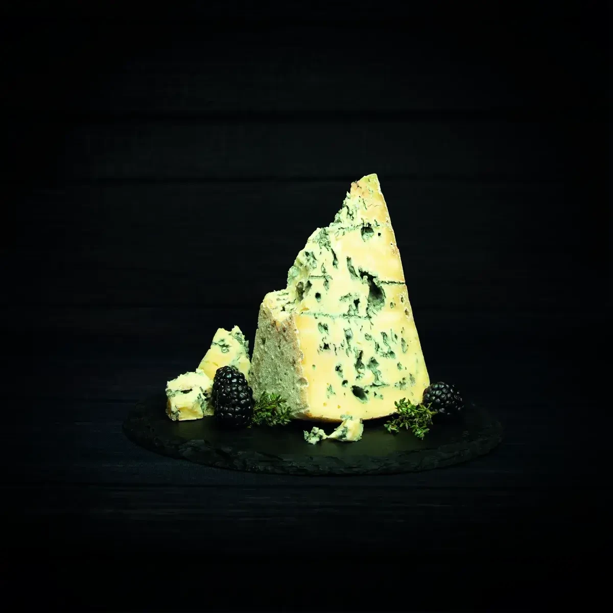 Blauschimmelkäse auf schwarzem Hintergrund