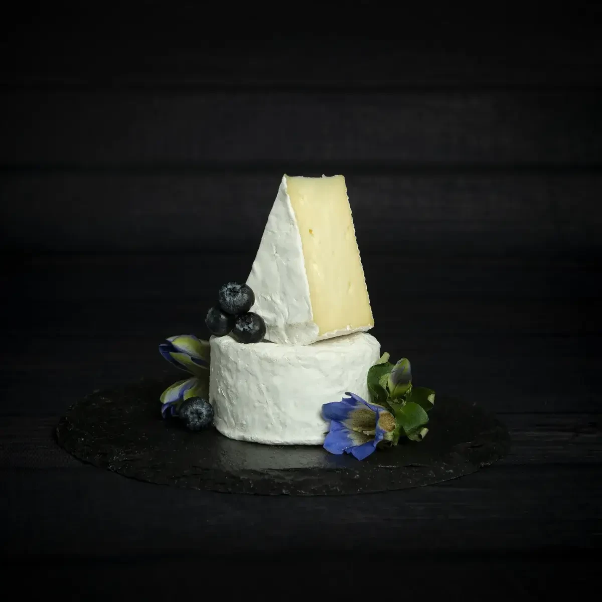 Camembert auf schwarzem Hintergrund