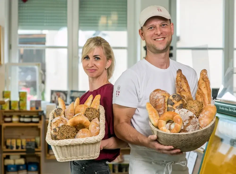 Bäcker Mann und Frau mit Brotkörben