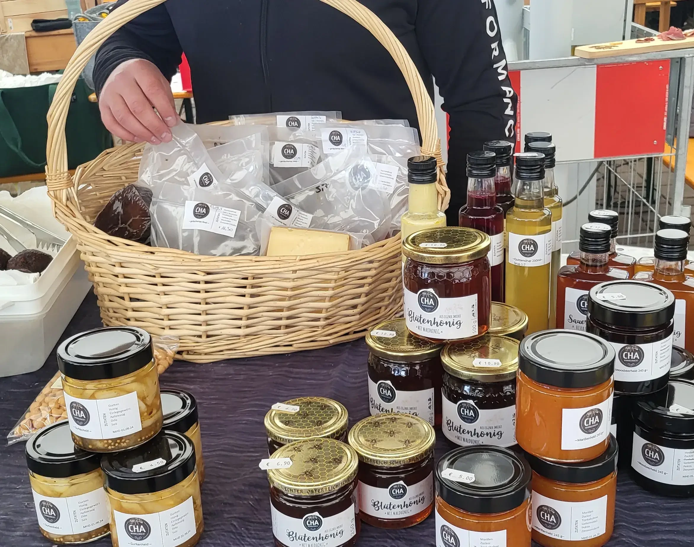 Marktstand mit Marmelade und Korb
