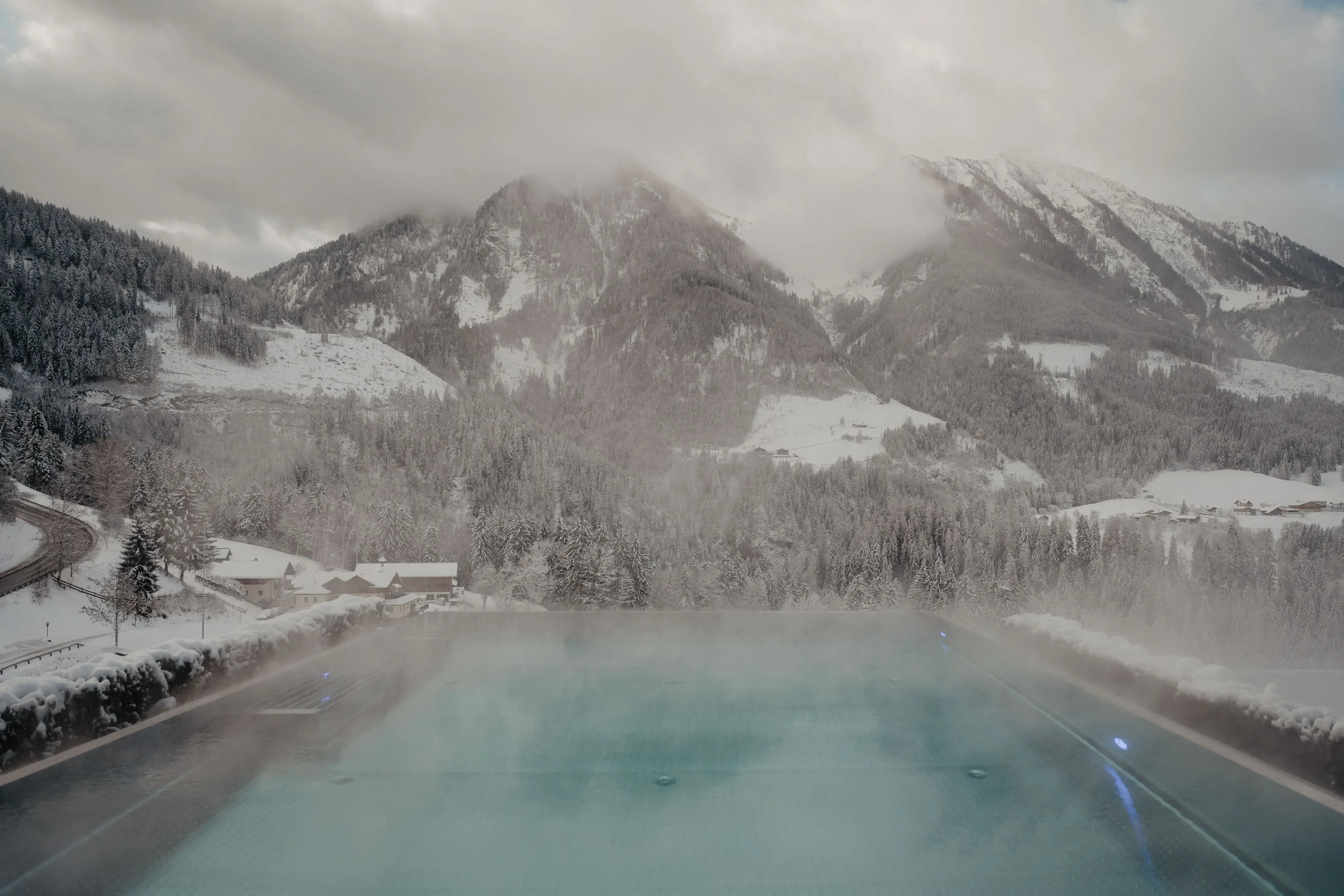 Außenpool Hotel Winterlandschaft