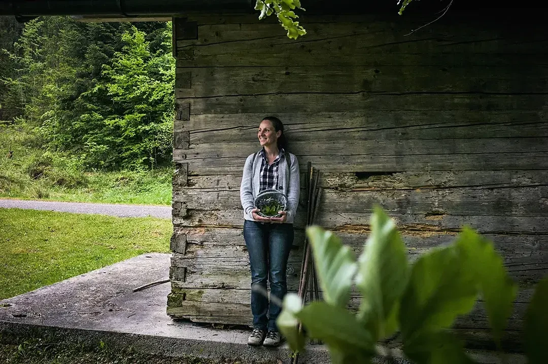 Martina Egger vor Hütte
