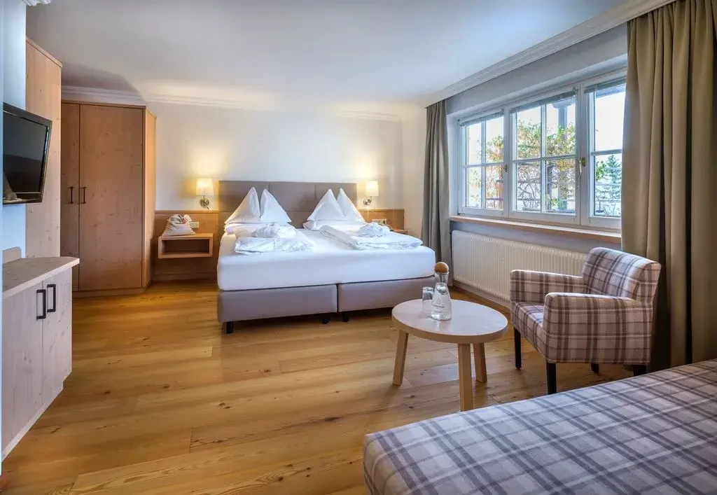 Häuserl im Wald  Hotelzimmer innen 