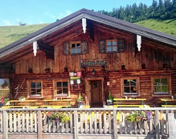 Latschenalm Aussen im Sommer