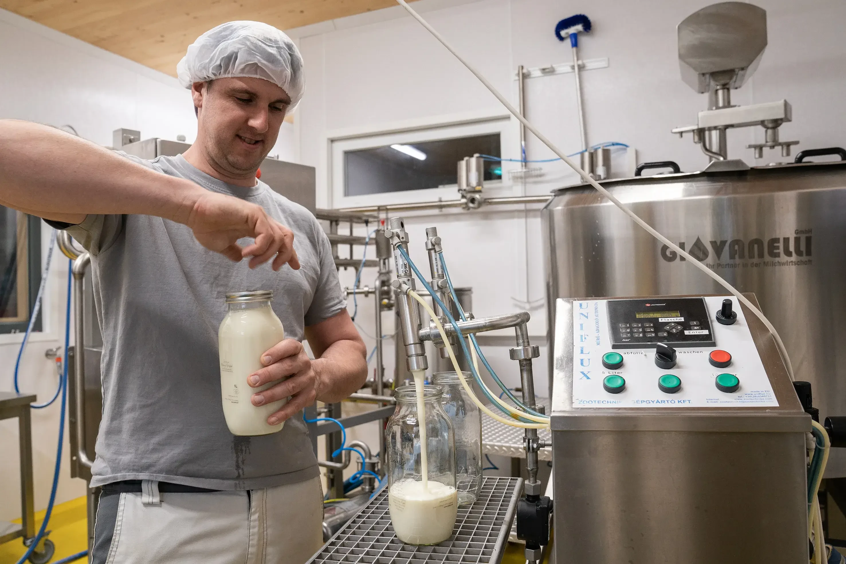 Ziefer's Hofmolkerei Milch abfüllen