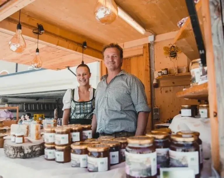 Bio Imkerei Grünwald Ausgezeichnet mit dem BIO-Zertifikat aus biologischer Landwirtschaft, kann man sich sicher sein, dass man von der Imkerei Grünwald in Hinterglemm nur echten Naturhonig und erlesene Bienenprodukte in die Hände gelegt bekommt.