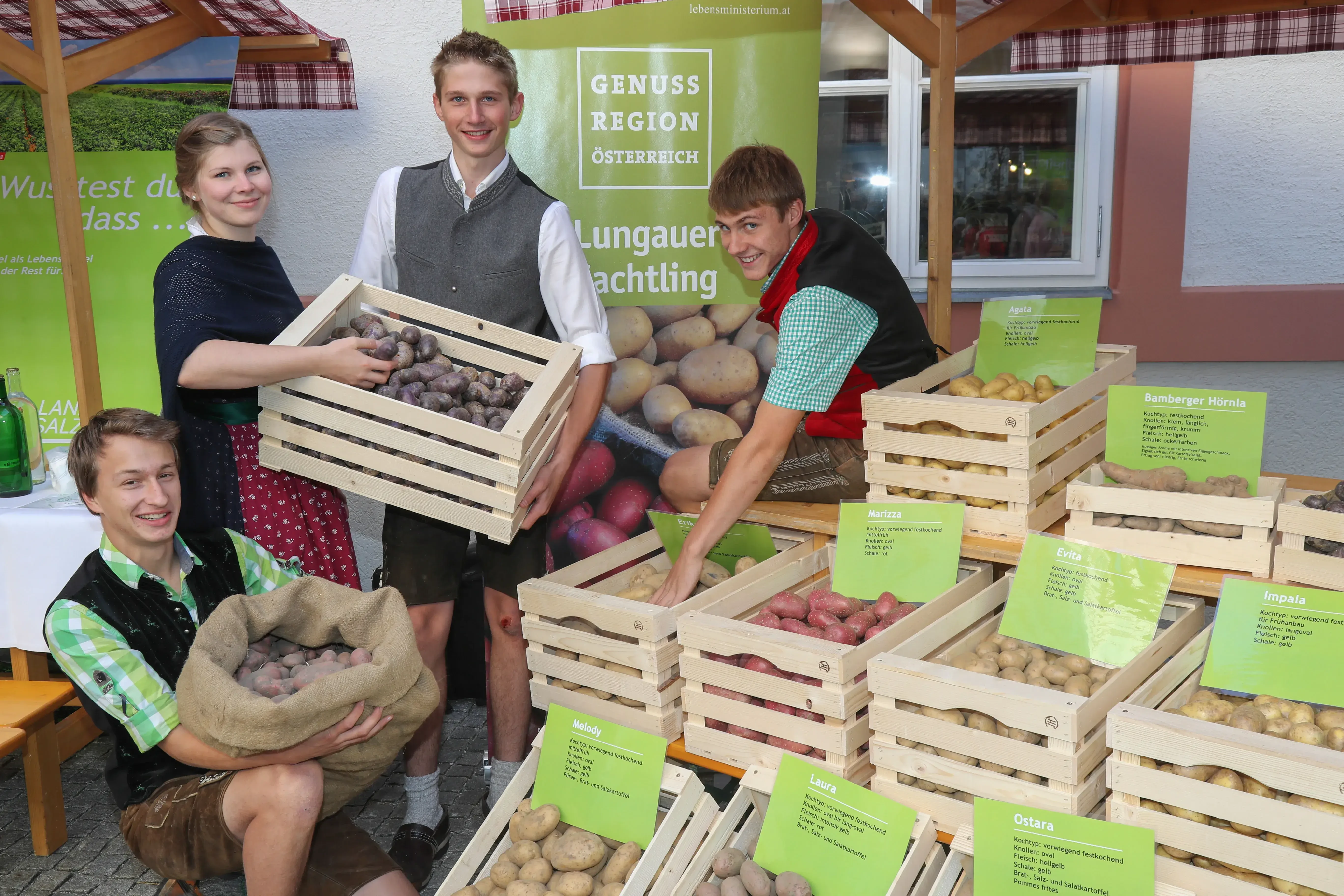 Auf unseren Feldern bauen wir Lungauer Eachtling und verschiedene Getreidesorten (Lungauer Tauernroggen, Binkel,...etc.) an – regionale Qualität, die man schmeckt. Diese Produkte sowie Spezialitäten aus unserer Metzgerei erhalten Sie in unserem Hofladen direkt vor Ort.