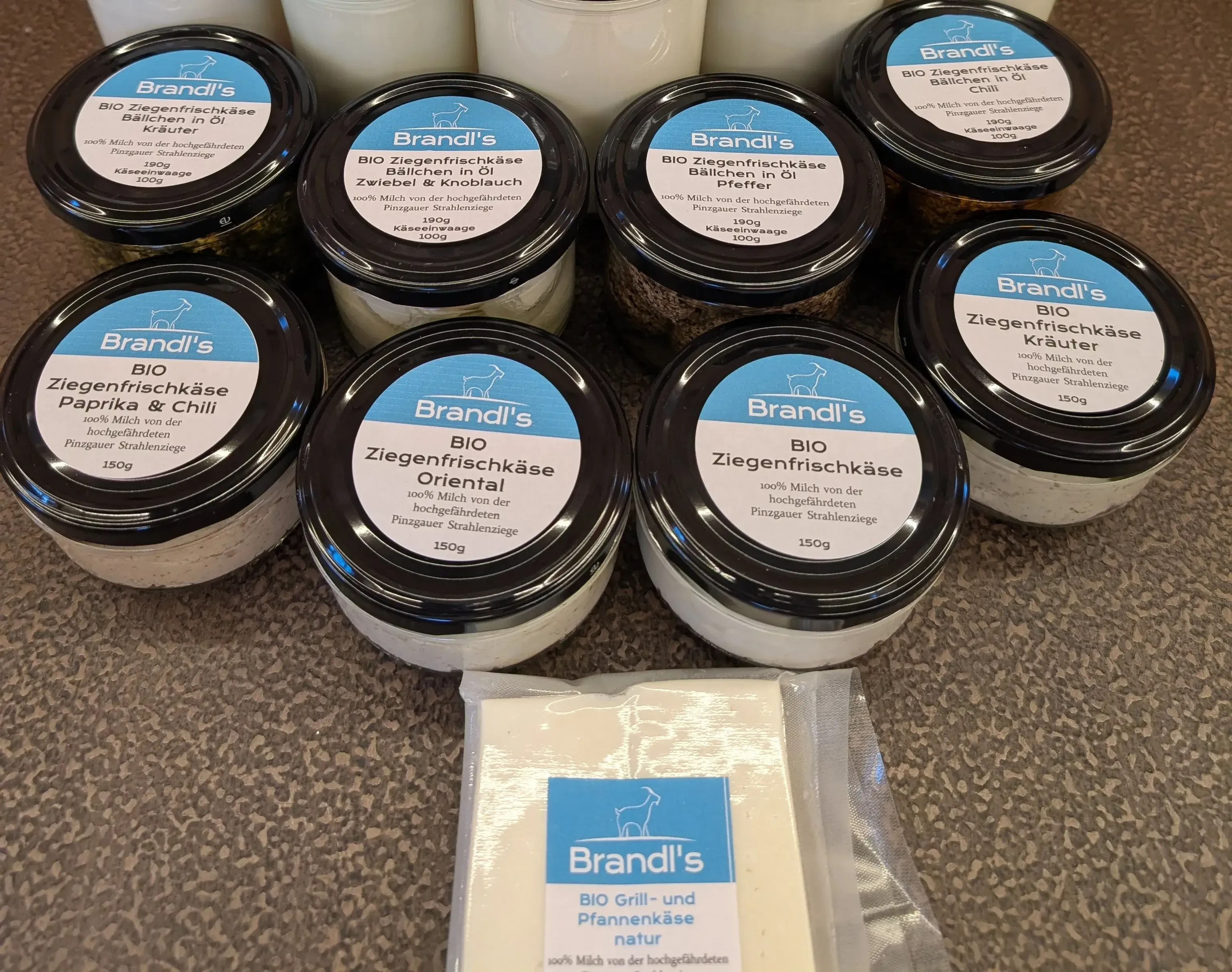 Brandls Ziegenhof. Im Selbstbedienungsladen von Christoph und Martina in Saalfelden findest du rund um die Uhr hochwertige Bio-Ziegenmilchprodukte und ausgewählte saisonale Erzeugnisse.