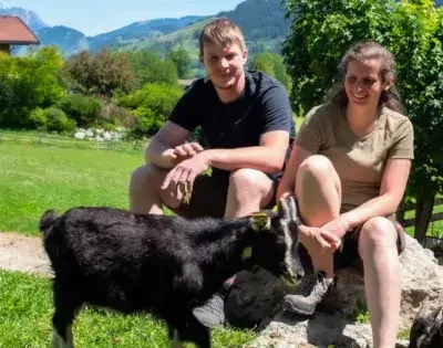 Brandls Ziegenhof Christoph Neumayr und Martina. Im Selbstbedienungsladen von Christoph und Martina in Saalfelden findest du rund um die Uhr hochwertige Bio-Ziegenmilchprodukte und ausgewählte saisonale Erzeugnisse.