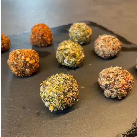 Brandls Ziegenhof. Im Selbstbedienungsladen von Christoph und Martina in Saalfelden findest du rund um die Uhr hochwertige Bio-Ziegenmilchprodukte und ausgewählte saisonale Erzeugnisse.