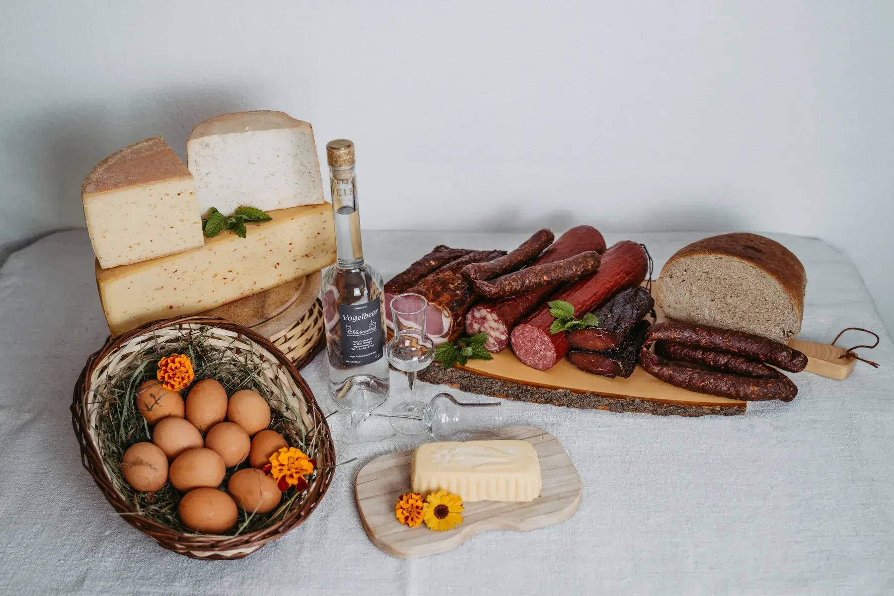 Jause mit Käse, Eier, Wurst, Speck, Brot