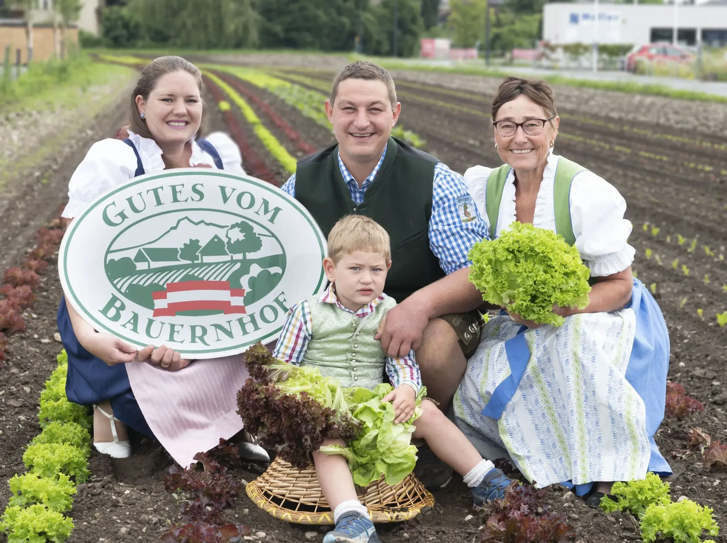 Wagnerbauer Familie Haager am Feld mit Salat Gutes vom Bauernhof