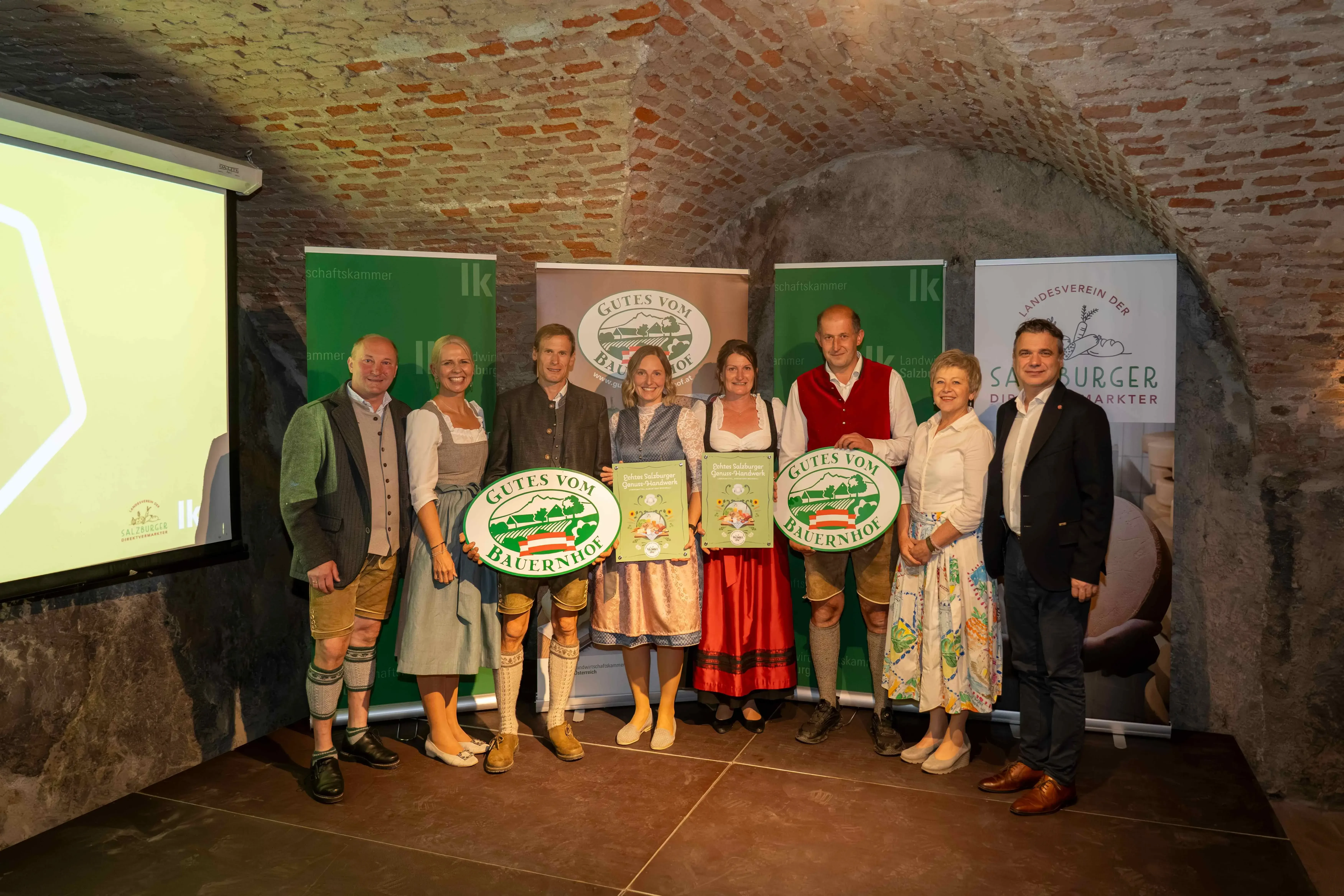 Teilnehmer am Salzburger Land Herkunfts-Zertfikat und Gutes vom Bauernhof :  Familie Hart von der Riedlalm beim Salzburger Theodul 2025 der Milchprodukteverkostung in Salzburg auf Burg Hohenwerfen