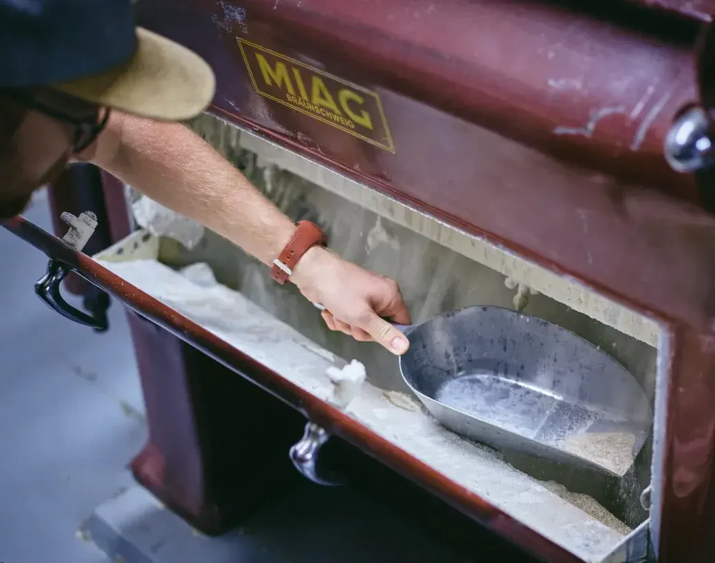 Chris Rogl_Hochmühle Frauenlob_Mehl frisch aus der Mühle