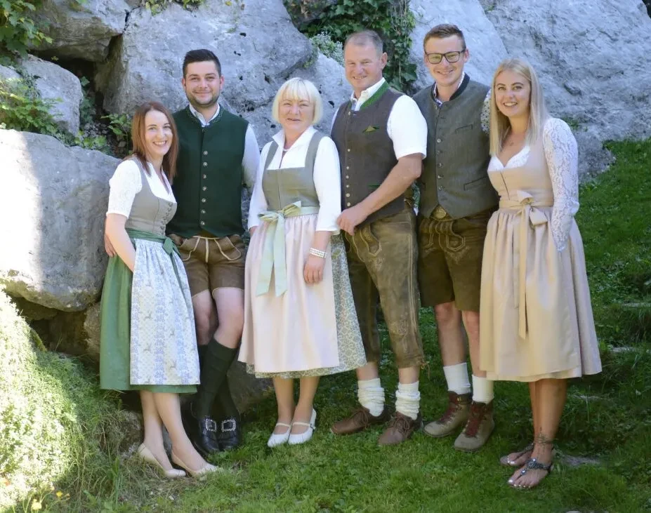 Familie Ziller betreiben den Sagwirt in Gaißau und die Spielbergalm.