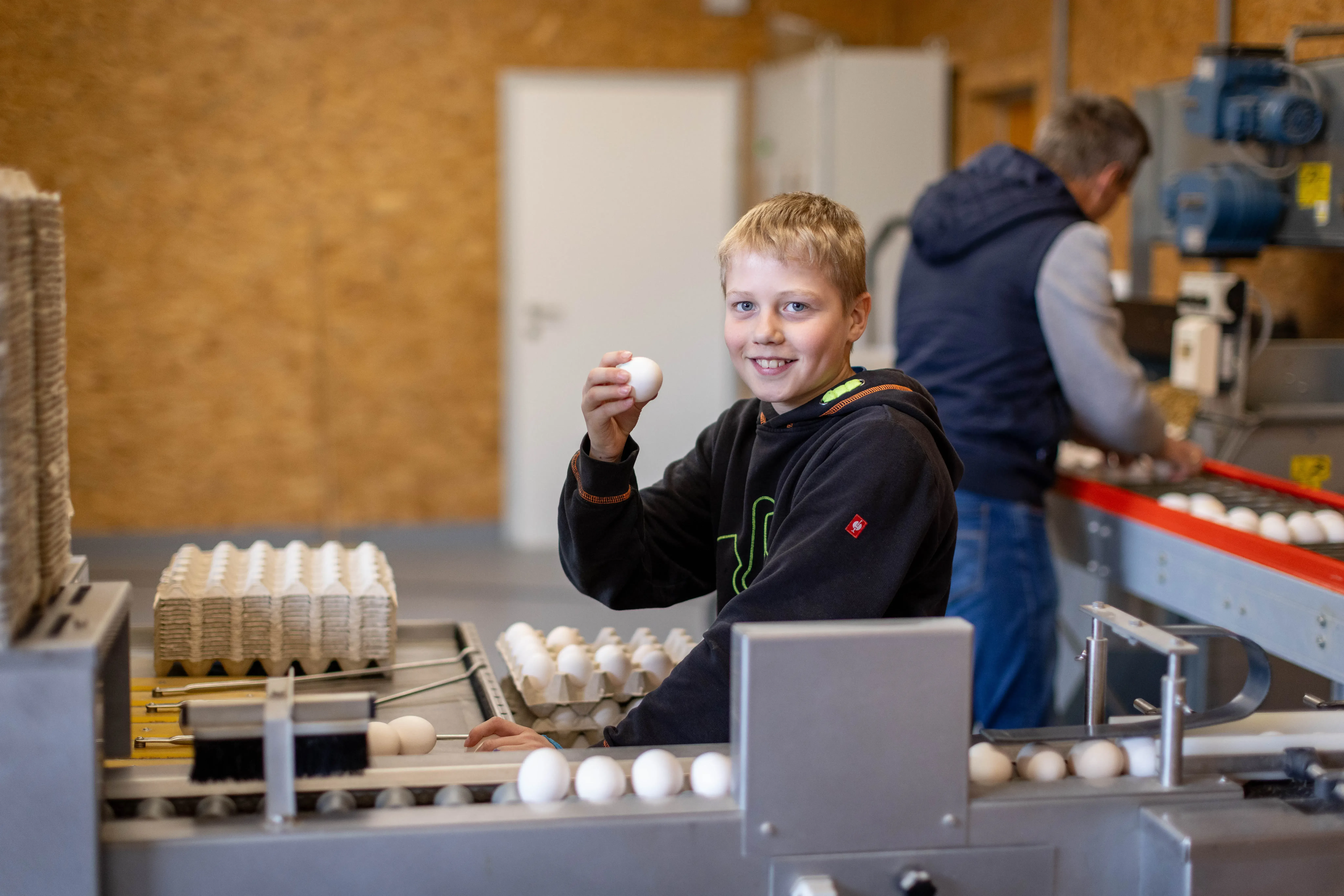 Thomanhof Eier Saalfelden, Junge mit Ei