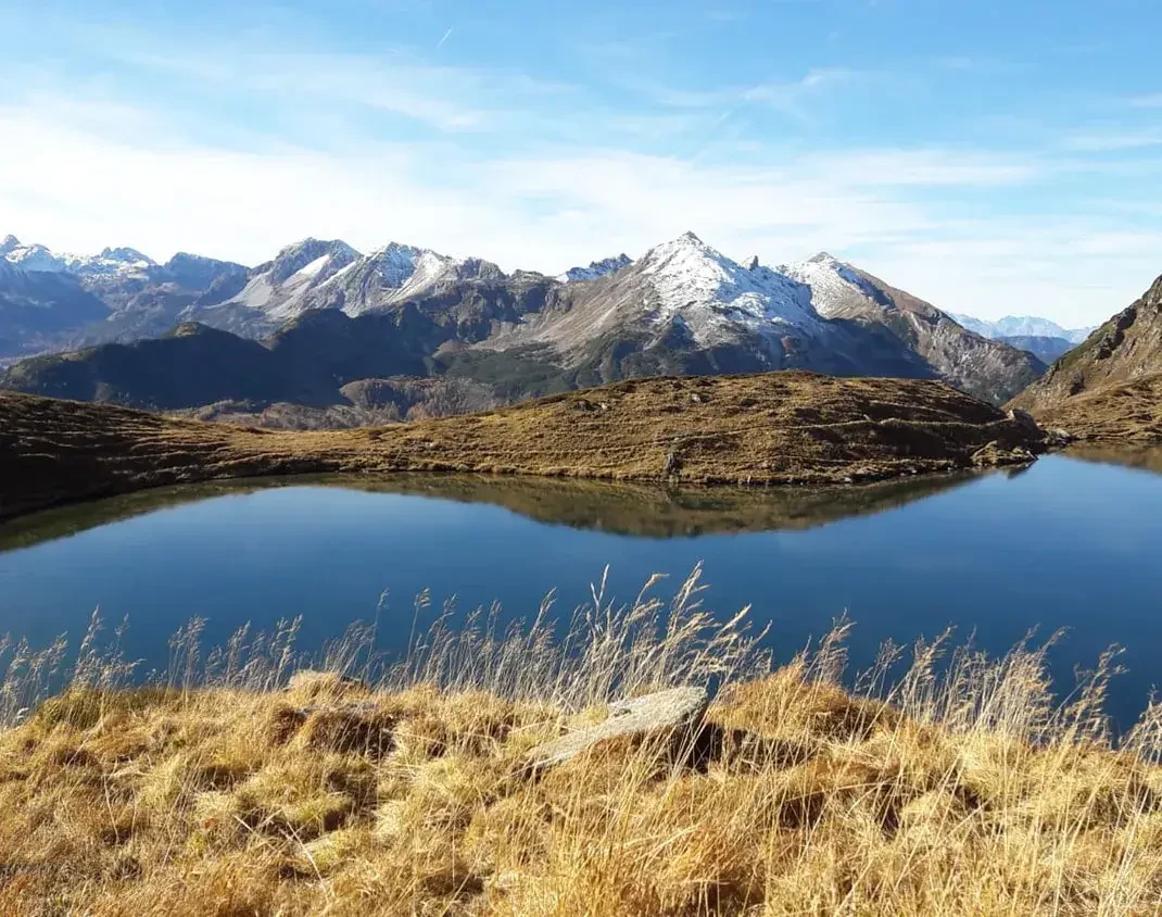 Twengesee bei der Twengeralm im Herbst. Hütte ist traditionell bewirtschaftet mit Pinzgauer Milchkühen und Tauernschecken-Ziegen – mit eigener Herstellung regionaler Spezialitäten aus dem Pflanzenschutzgebiet Niedere Tauern.