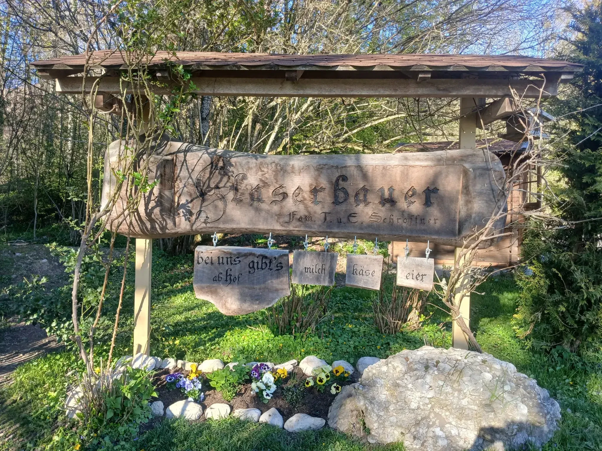 Glasergut begrüßt Besucher mit schönem Hofschild © Schroffner