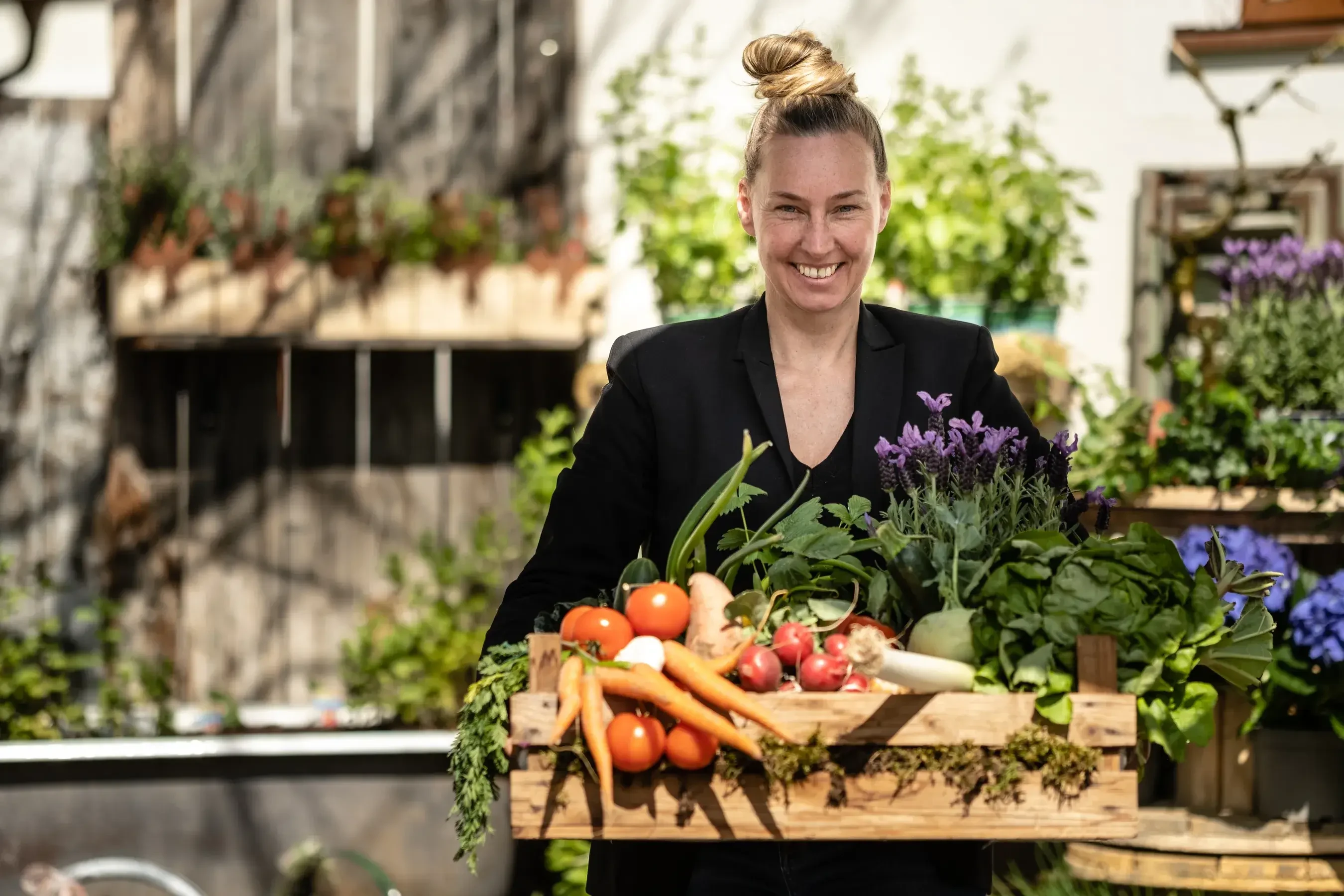 Tauerngarten Katharina Maier mit Gemüsekiste