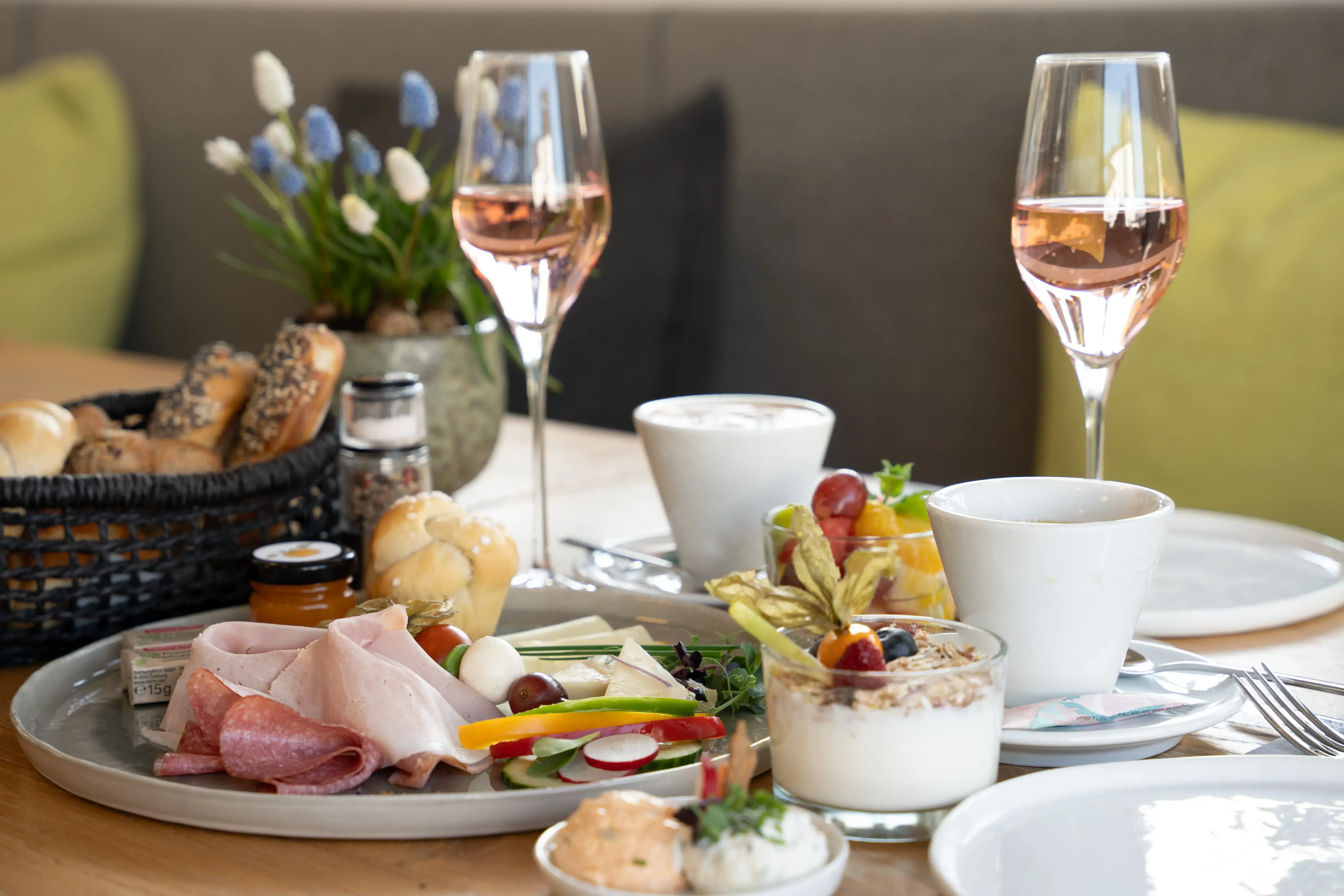 Fühstückstisch 2 Gläser rose Sekt