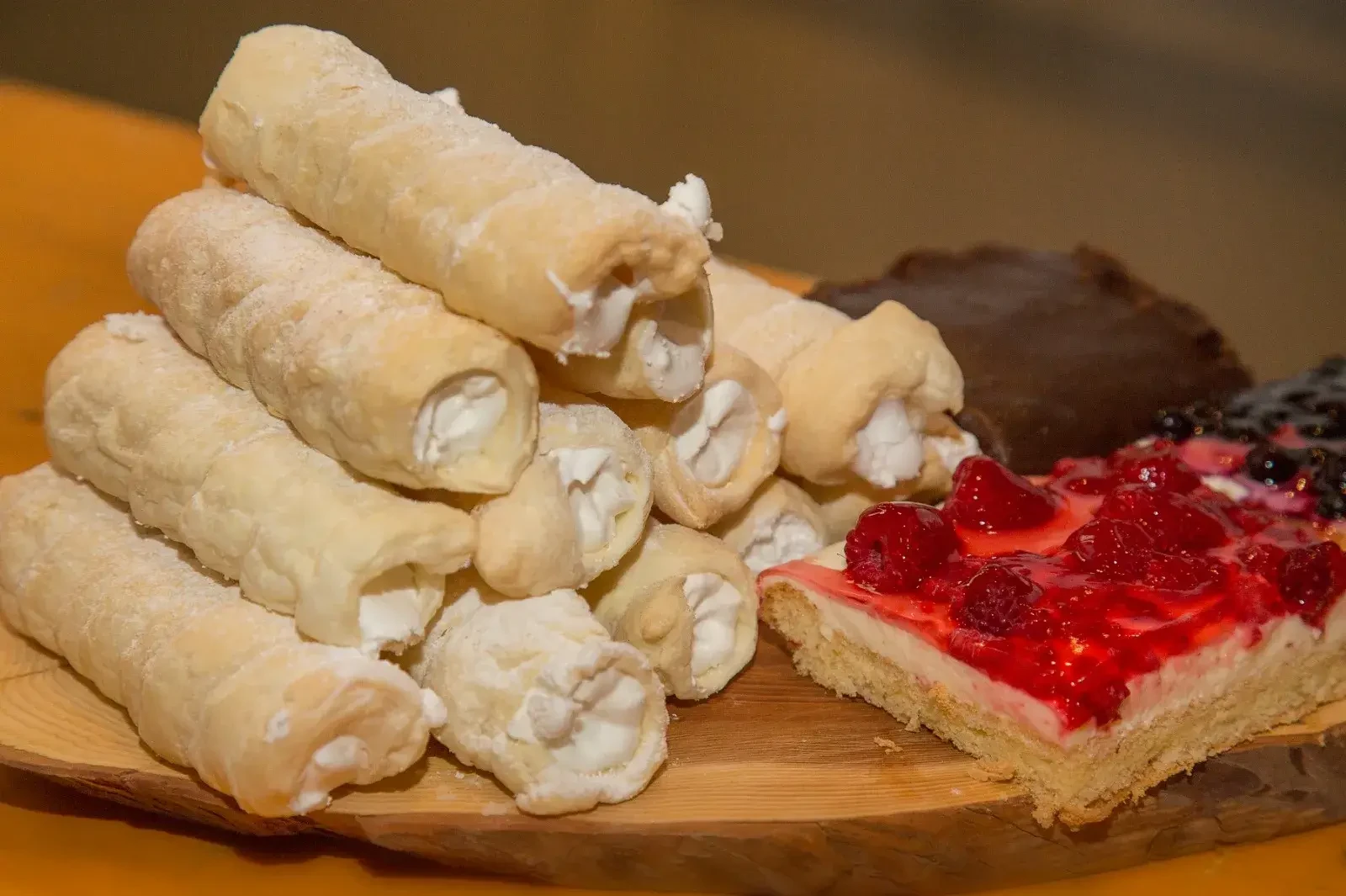 Schaumrollen und Kuchen