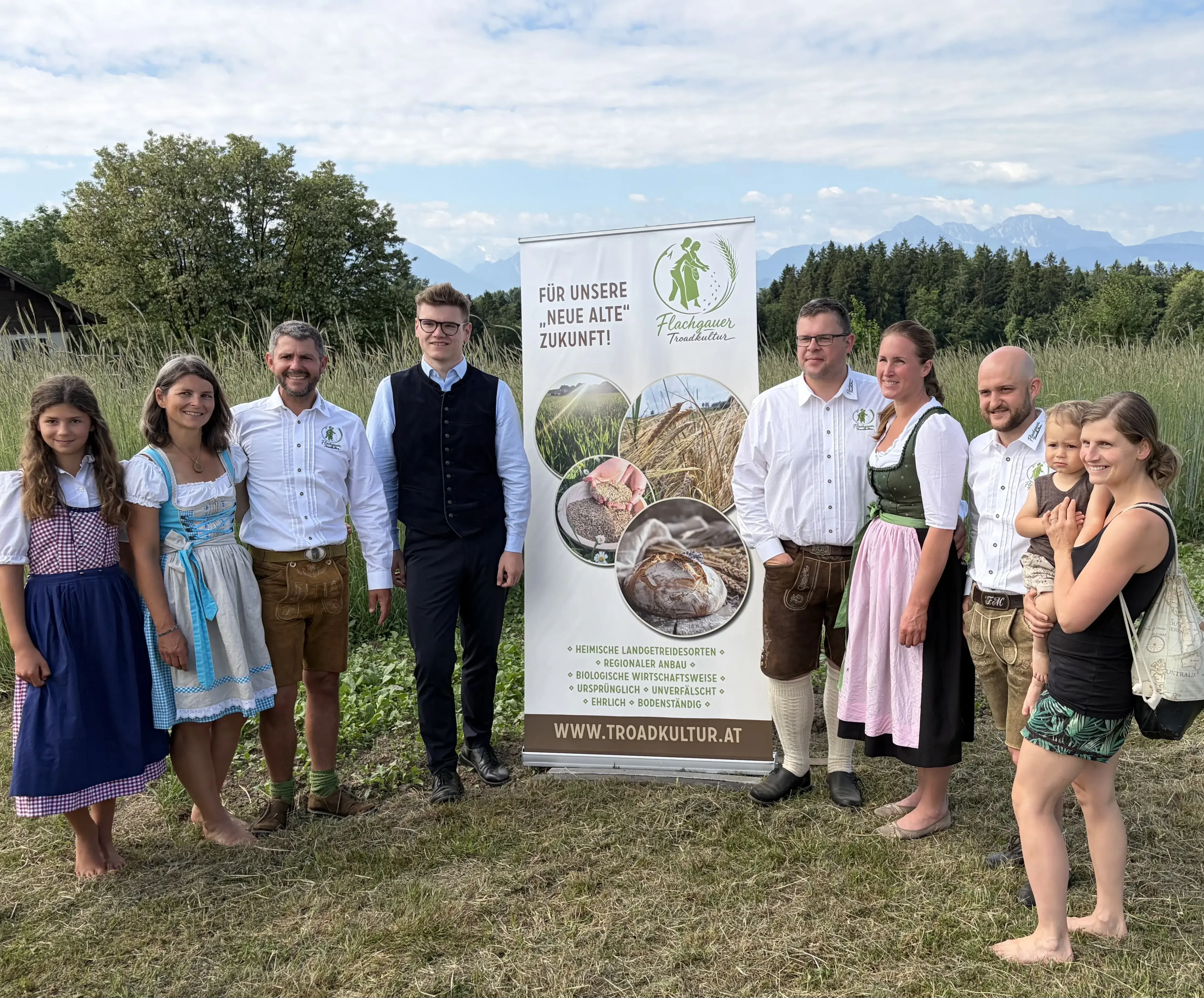 Die Pressekonferenz zur Vereingründung von Flachgauer Troadkultur fand am 28.5.2026 am Hof der alten Sorten in Anthering statt. Alte Getreidesorten kehren zurück: Haunsberger Weizen, Roggen und Hafer wachsen wieder in Anthering – ein Projekt für Biodiversität, regionale Landwirtschaft und gelebte Regionalkultur.