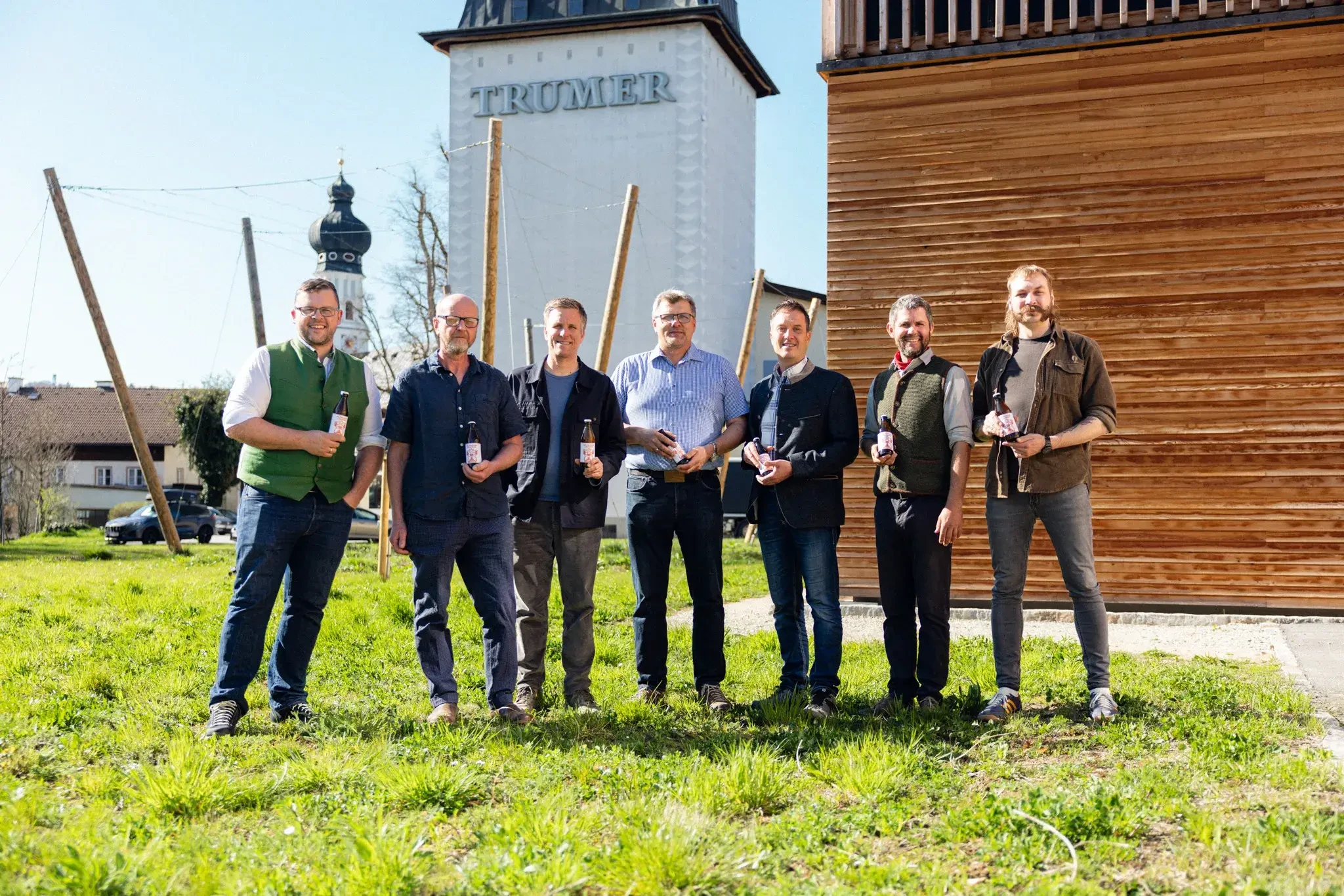 Salzburger-Landbier made by TRUMER Privatbrauerei und Braumeister Felix Bussler, Landwirte Alexander Diethard, Bernhard Mösl, Robert Scheffenacker,Privatbrauer Seppi Sigl, Stefan Graggaber und Franz Griessner (HBLA)