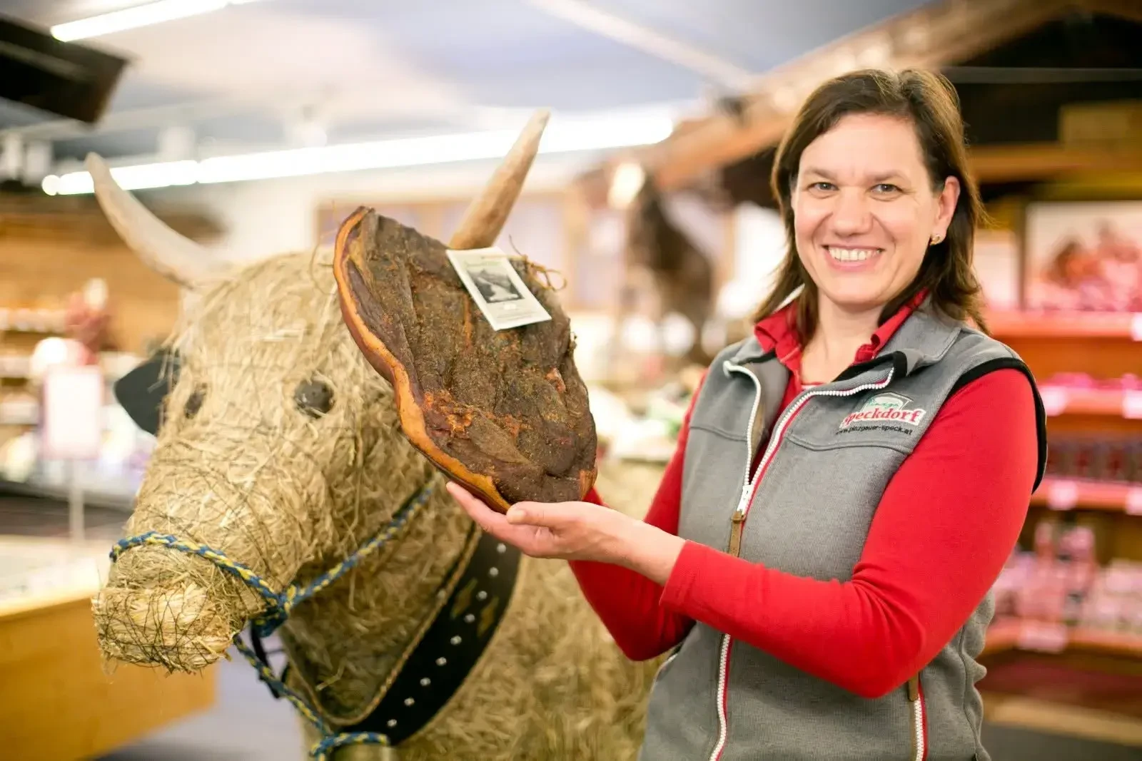 Frau mit Stück Speck © Pinzga Speckdorf