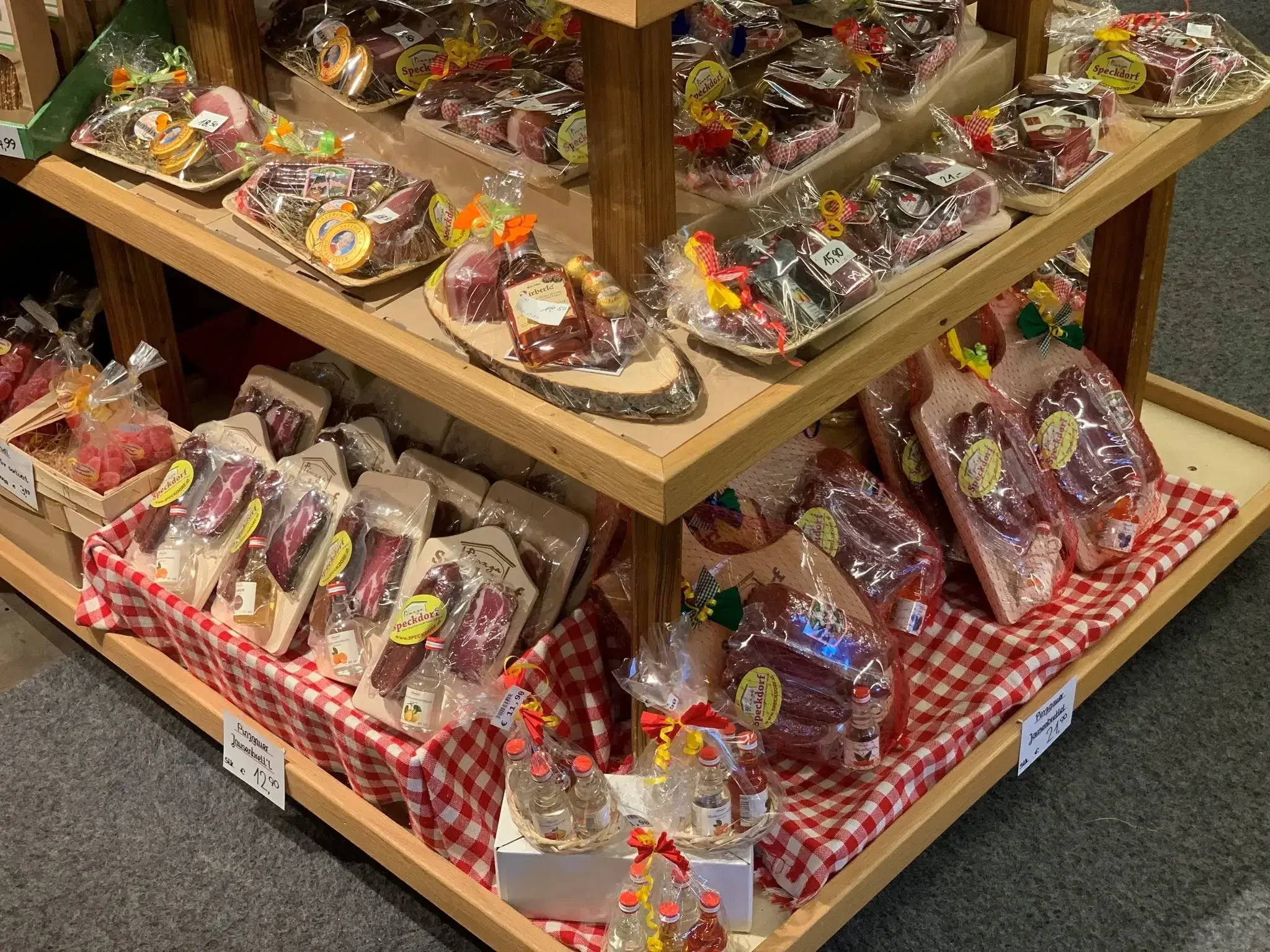 Produkte zum Mitnehmen verpackt Speck