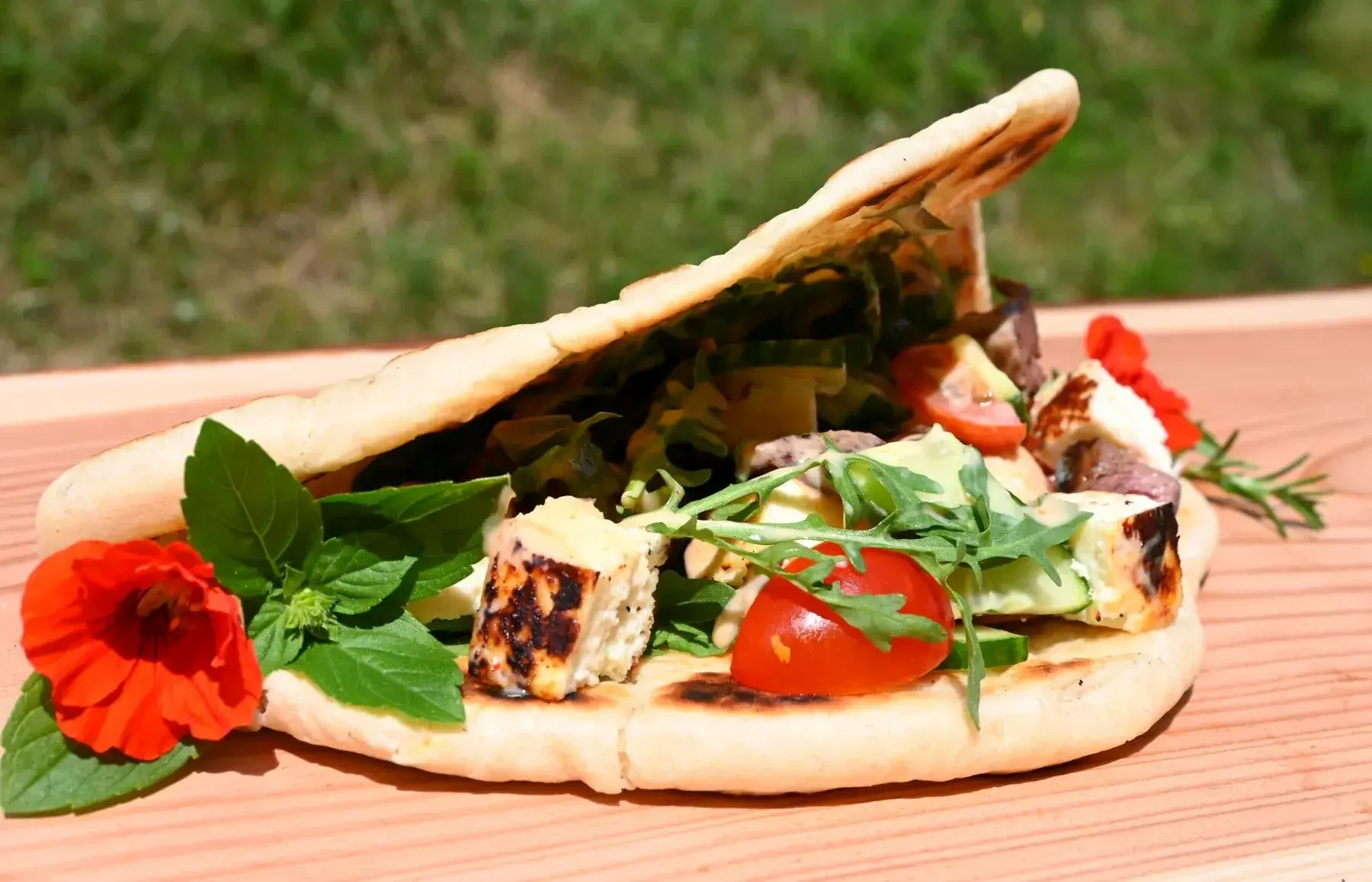 Feuerfladen mit Grillkäse