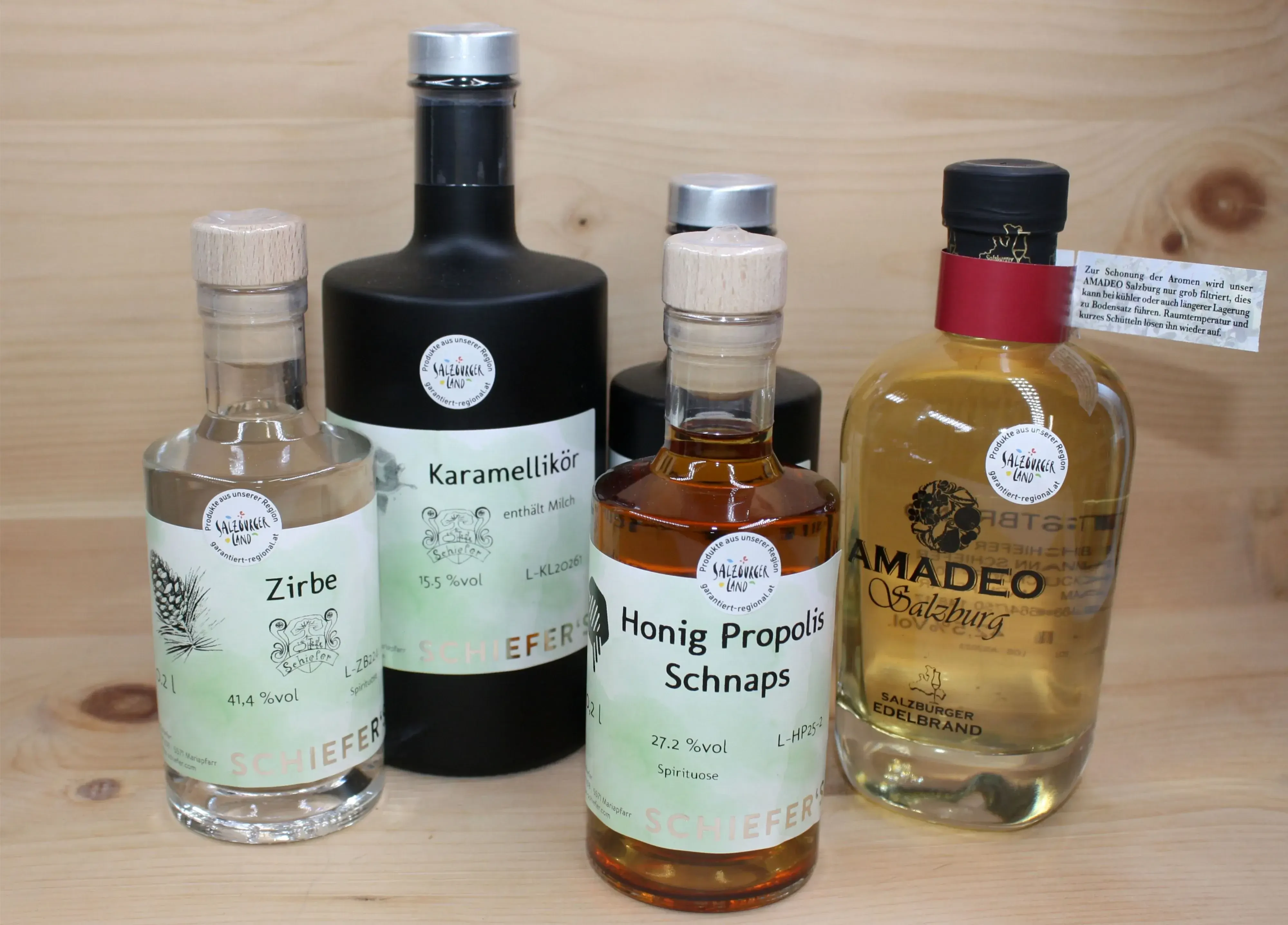 Edelbrände und Liköre mit Amadeo von Schiefer am Tisch aufgereiht