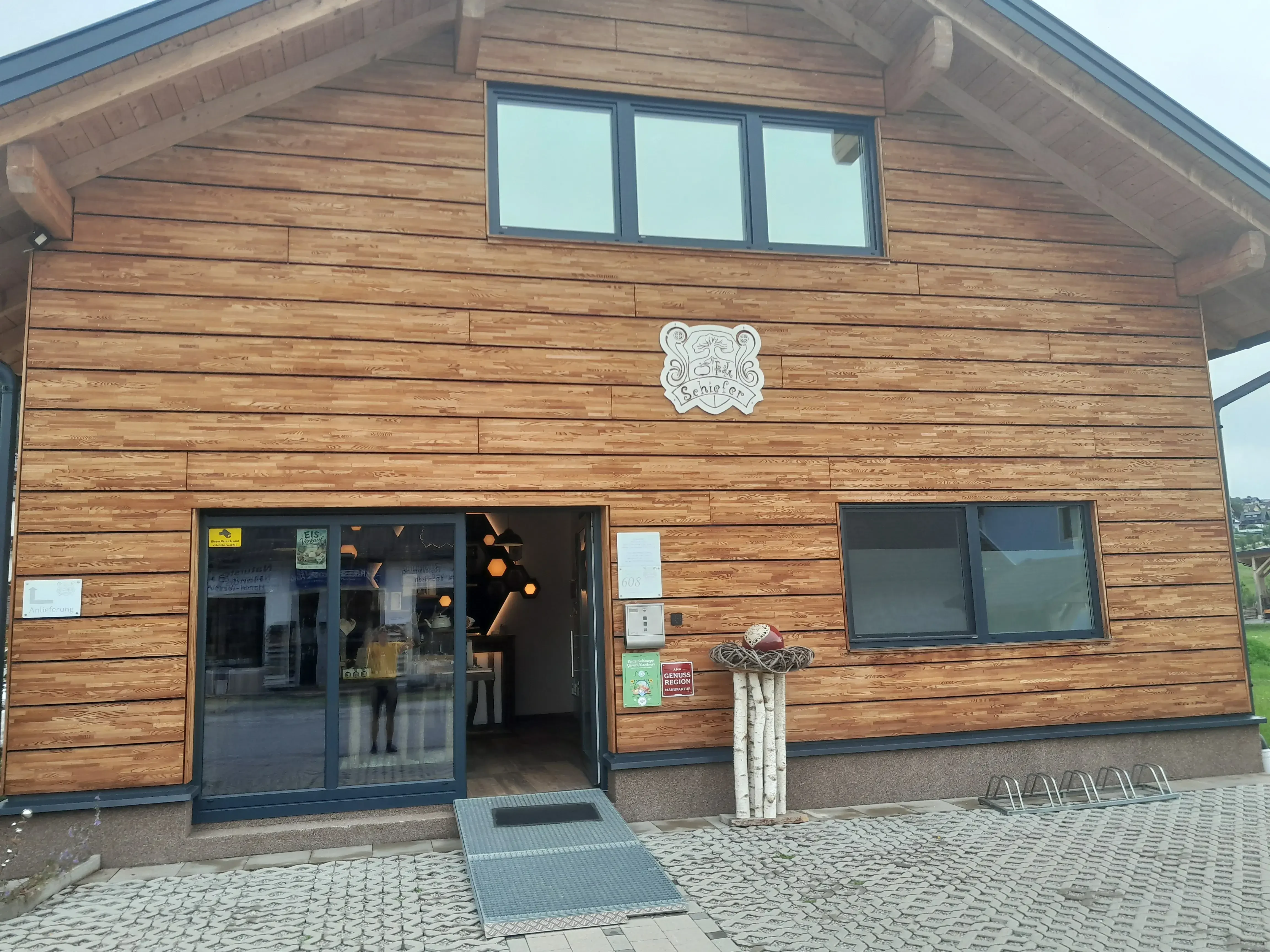 Front Holzfassade Laden Schiefer OG Eingang